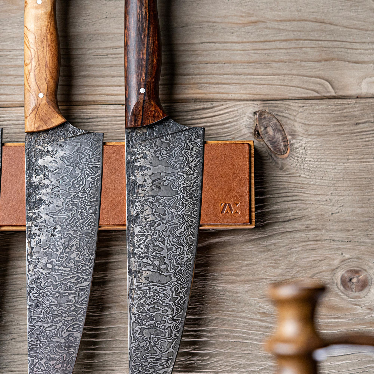 Hellbraune Messerleiste aus Leder und Holz