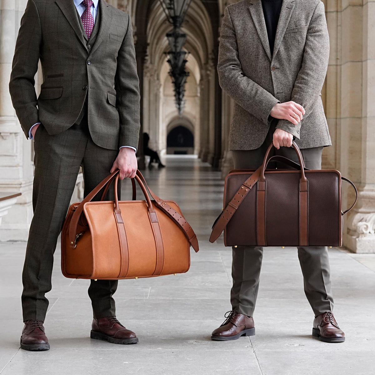 Männer in Anzug mit Leder Weekender in Braun und Cognac