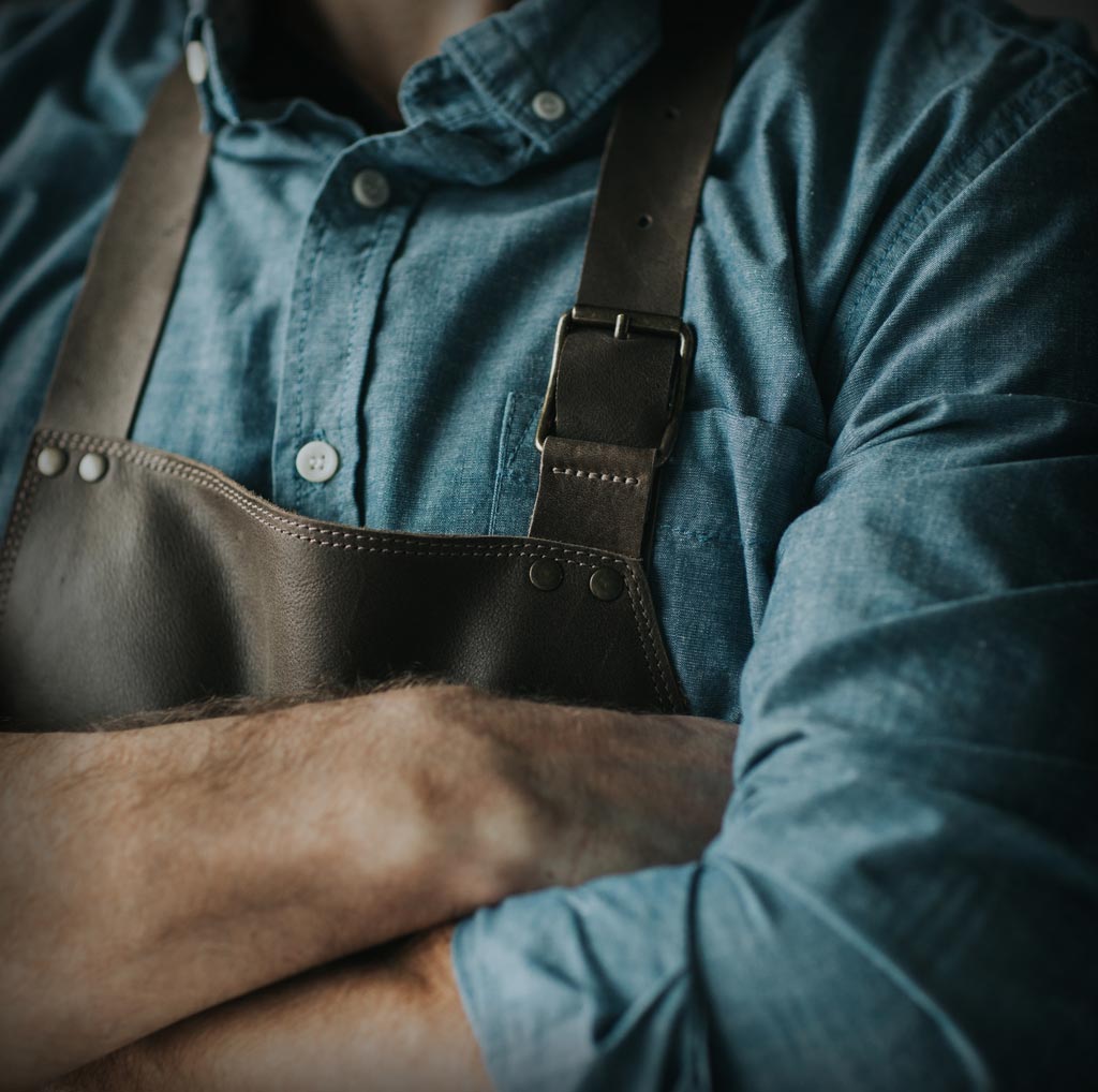 Detailaufnahme Grillschürze Leder braun